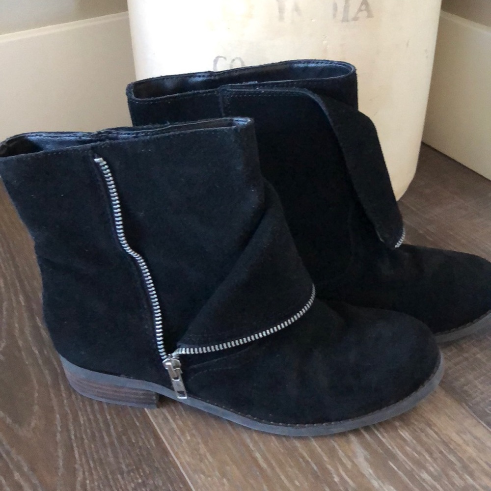 Dolce Vita- side zip accent pull on booties